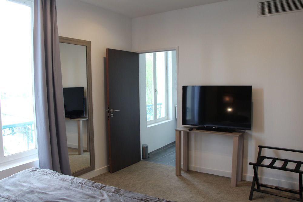 פואסי Hotel L'Esturgeon מראה חיצוני תמונה
