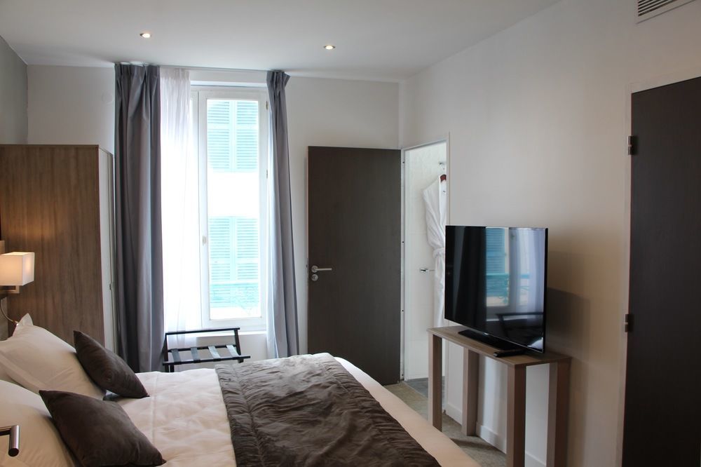 פואסי Hotel L'Esturgeon מראה חיצוני תמונה