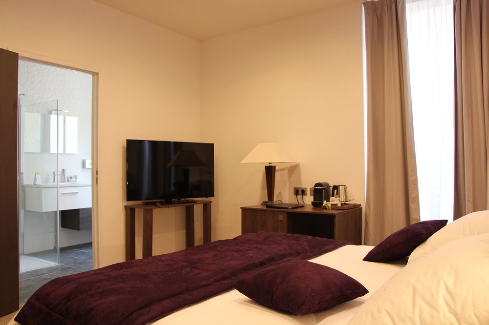 פואסי Hotel L'Esturgeon מראה חיצוני תמונה