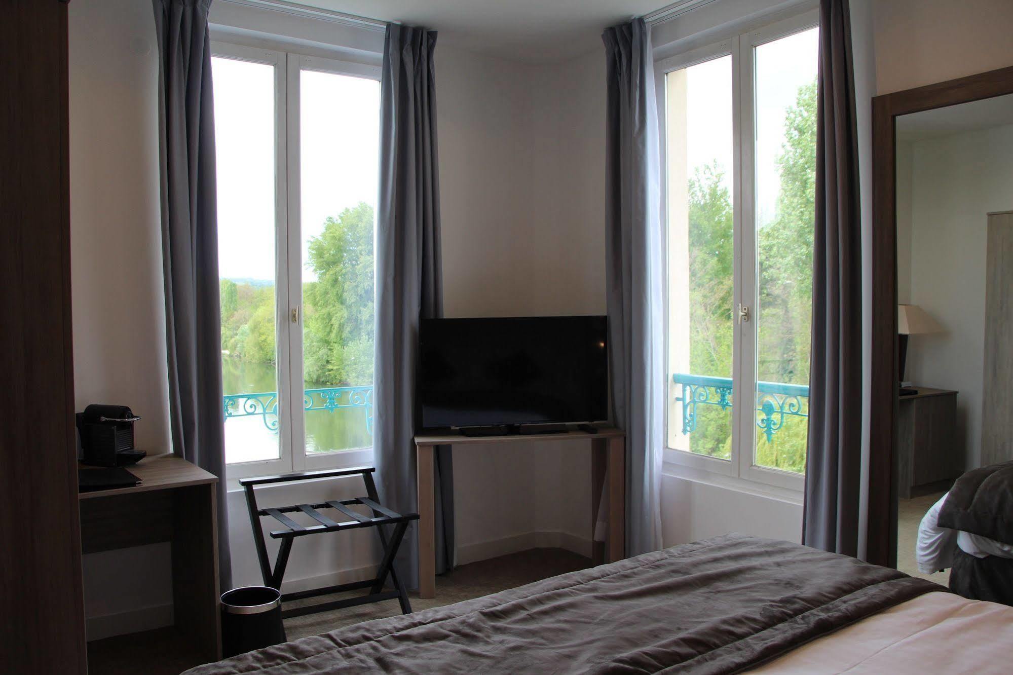 פואסי Hotel L'Esturgeon מראה חיצוני תמונה
