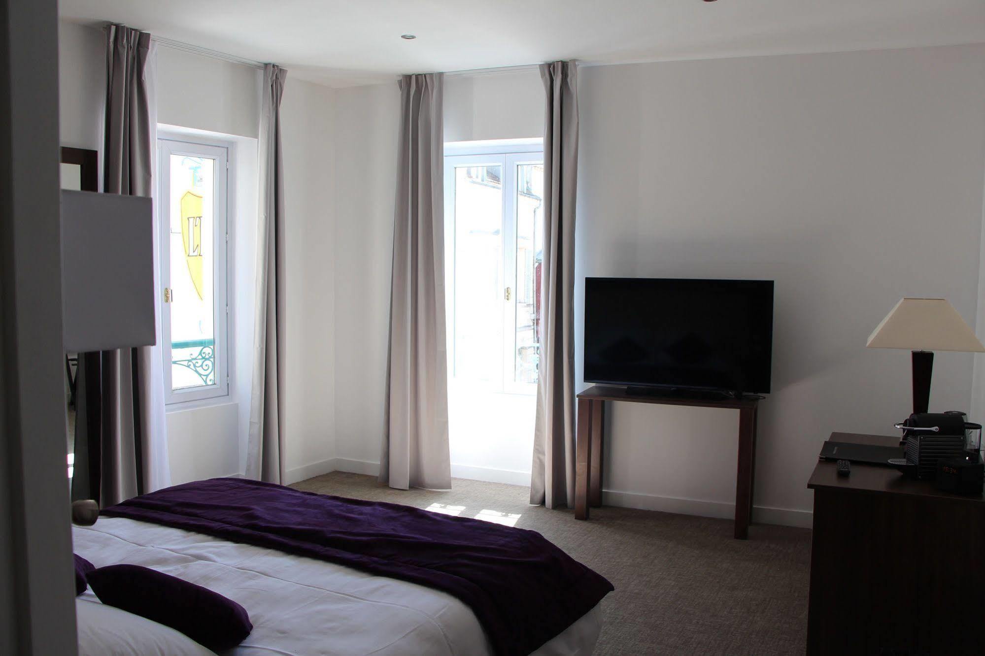 פואסי Hotel L'Esturgeon מראה חיצוני תמונה
