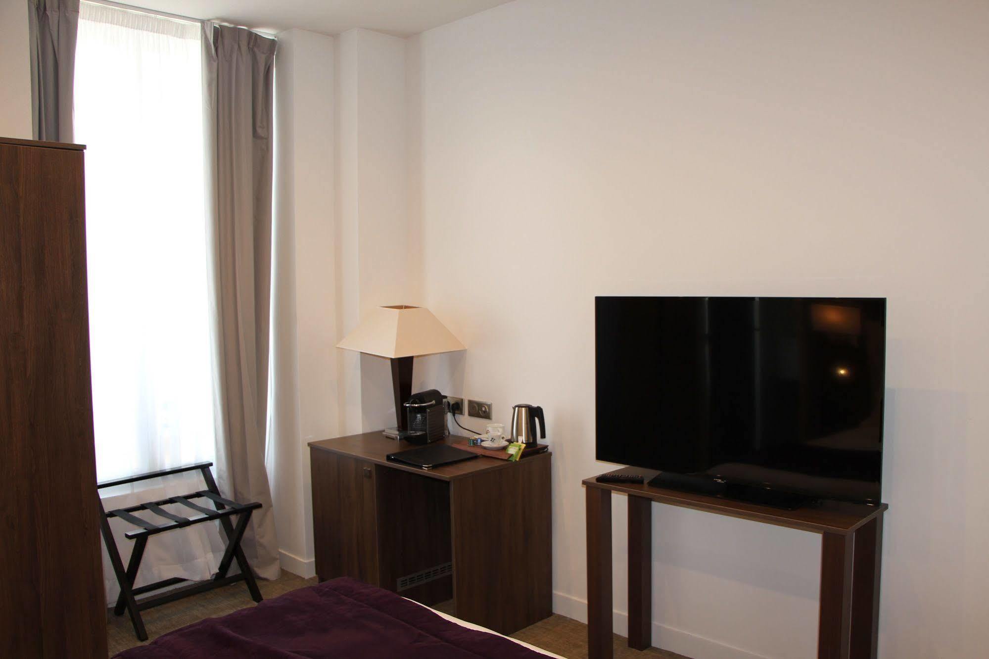 פואסי Hotel L'Esturgeon מראה חיצוני תמונה