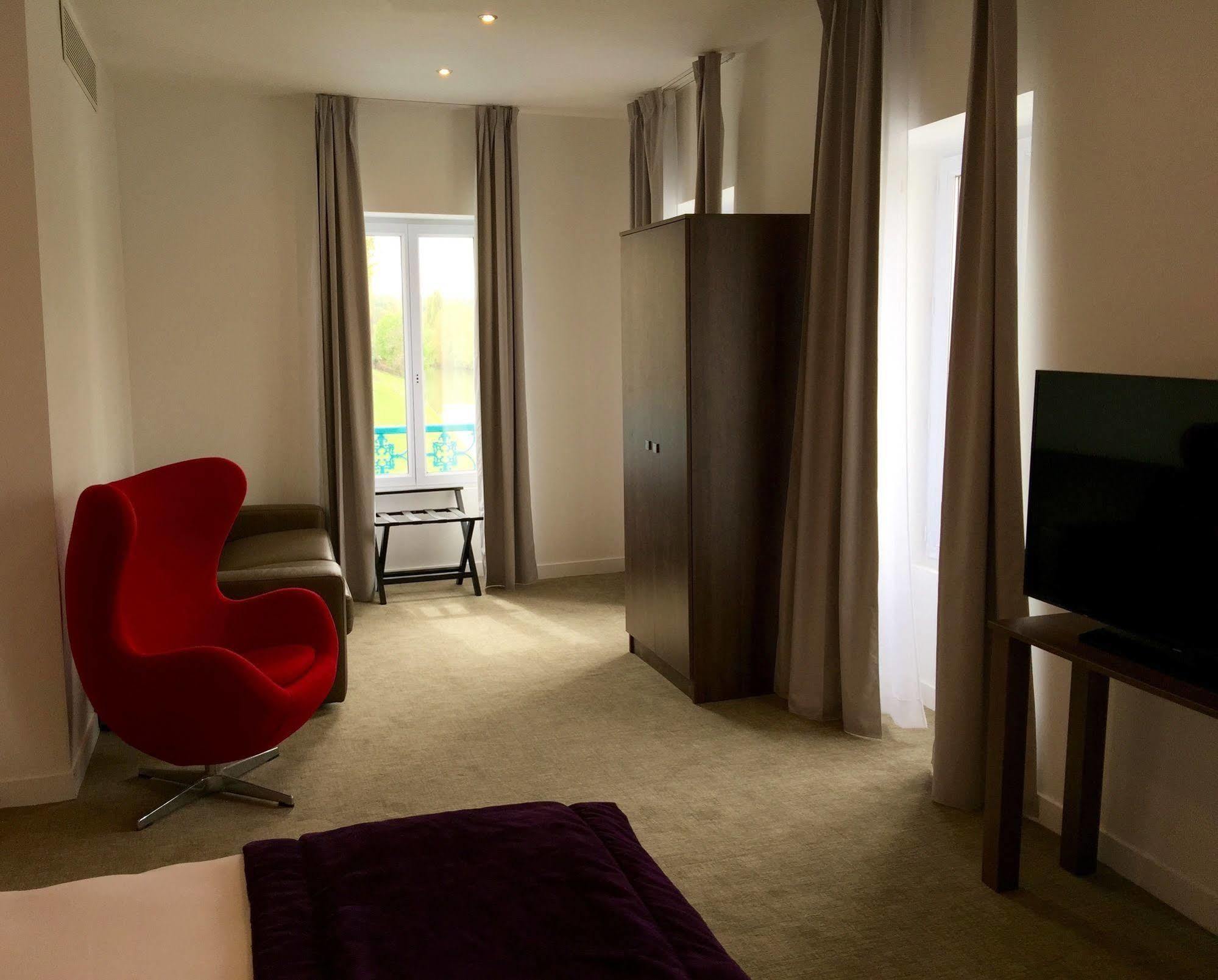 פואסי Hotel L'Esturgeon מראה חיצוני תמונה