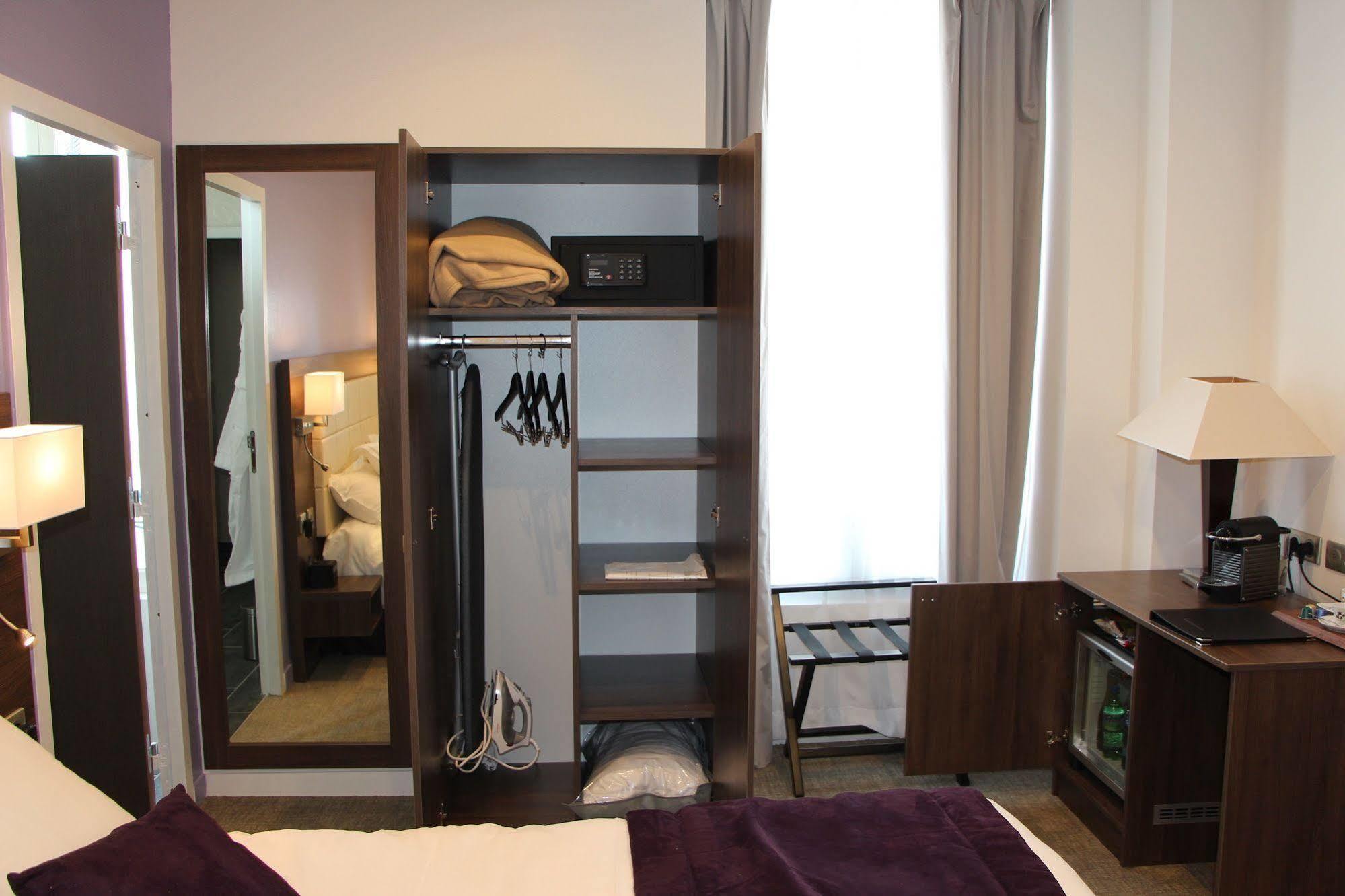 פואסי Hotel L'Esturgeon מראה חיצוני תמונה