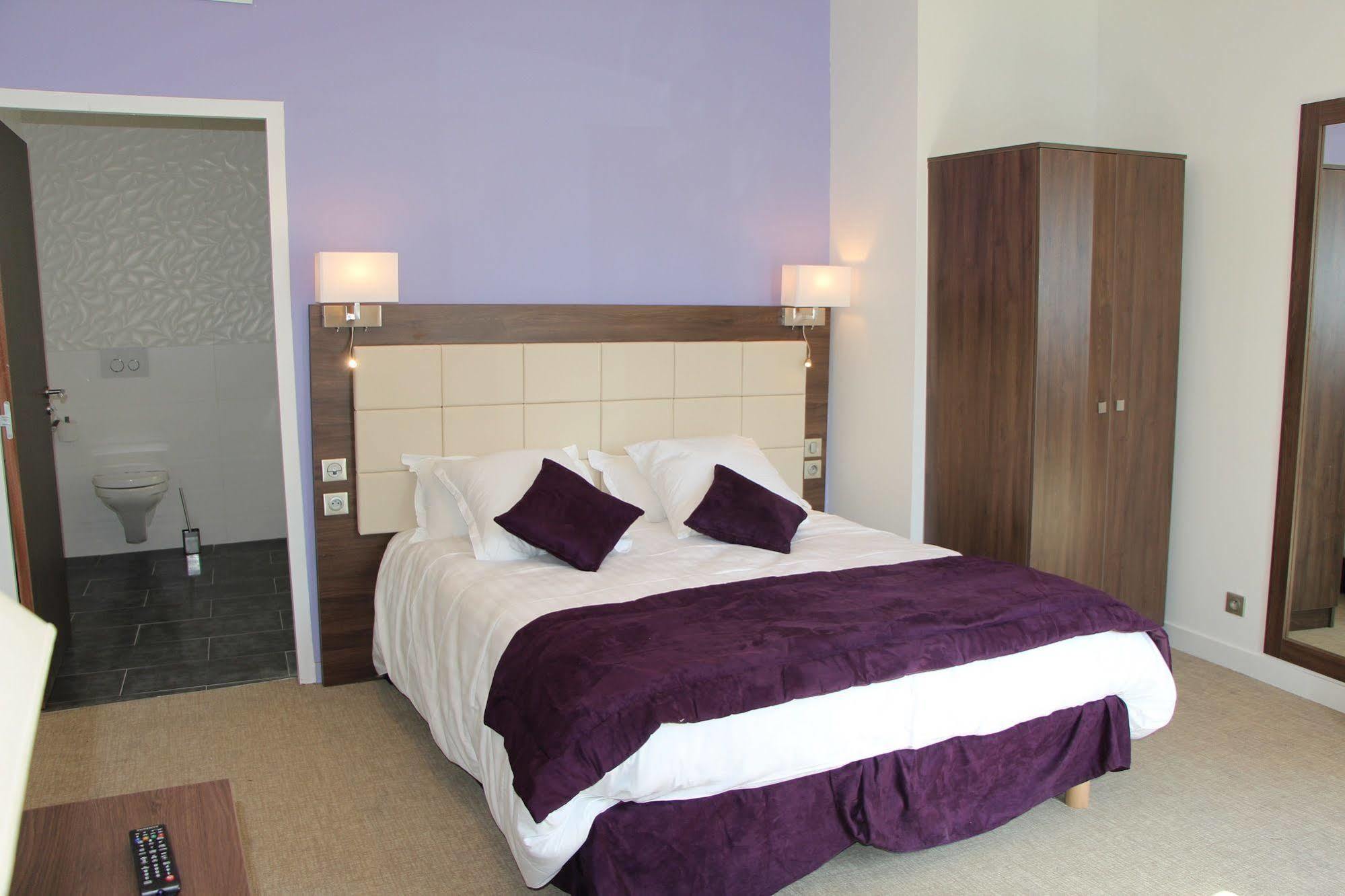 פואסי Hotel L'Esturgeon מראה חיצוני תמונה
