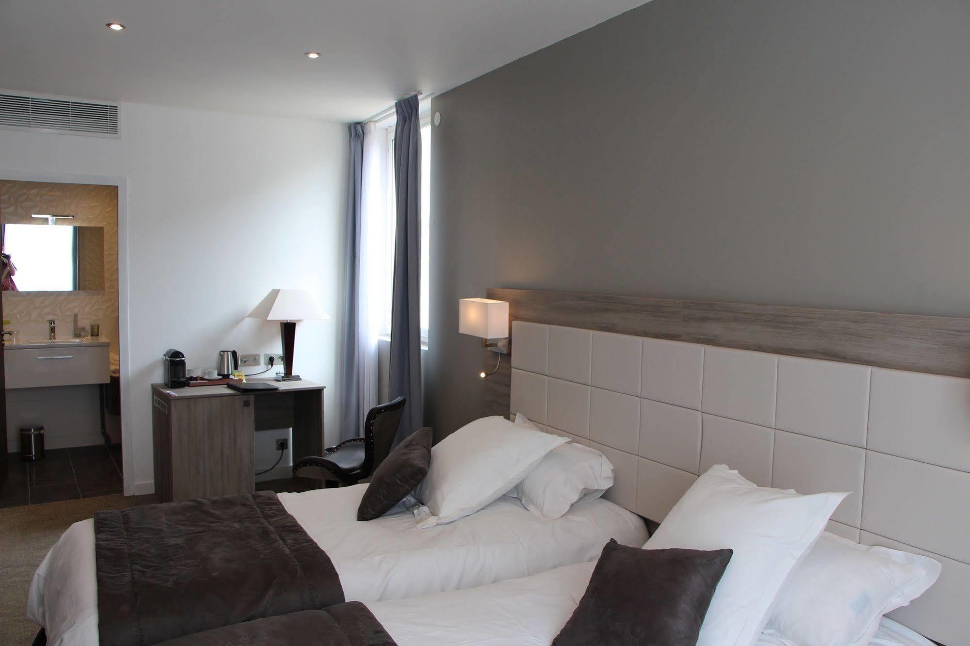 פואסי Hotel L'Esturgeon מראה חיצוני תמונה
